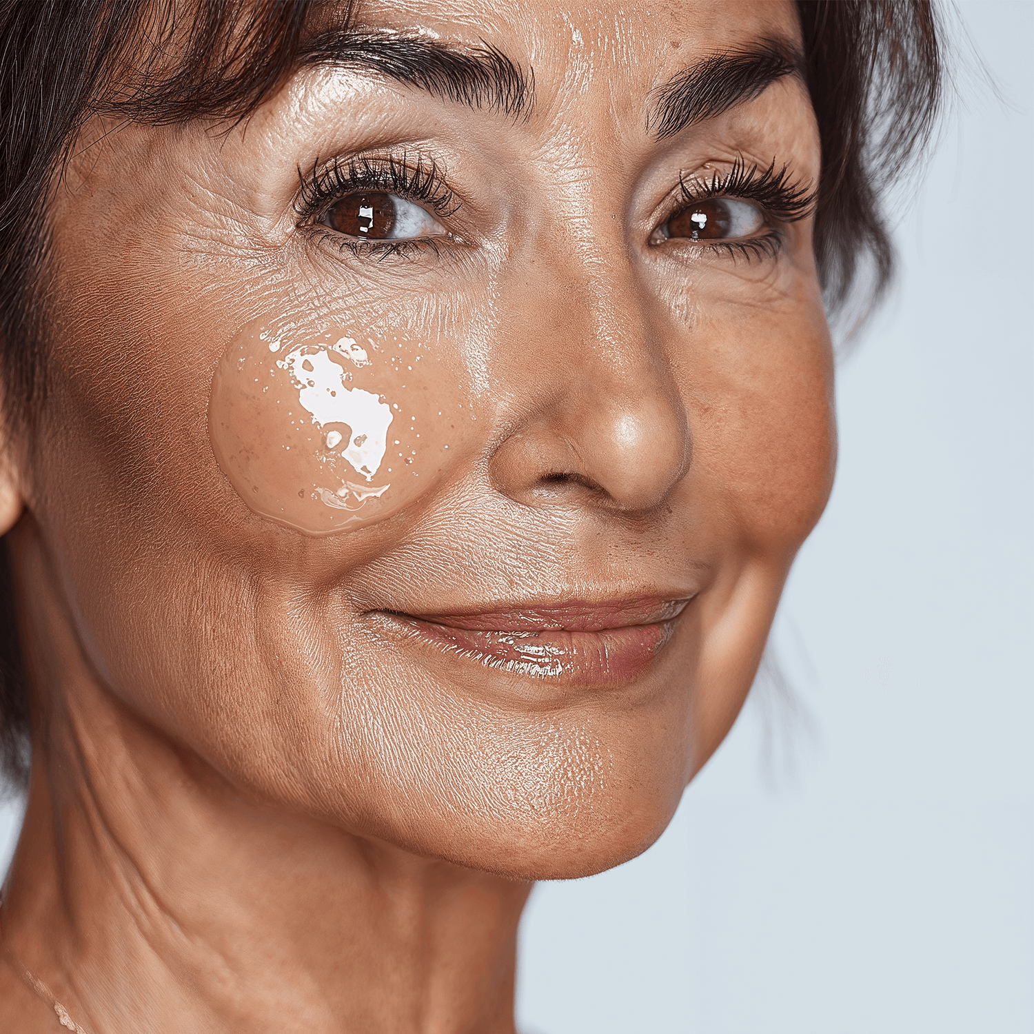 Natural Face Serum Benefits and What It Does for Your Skin